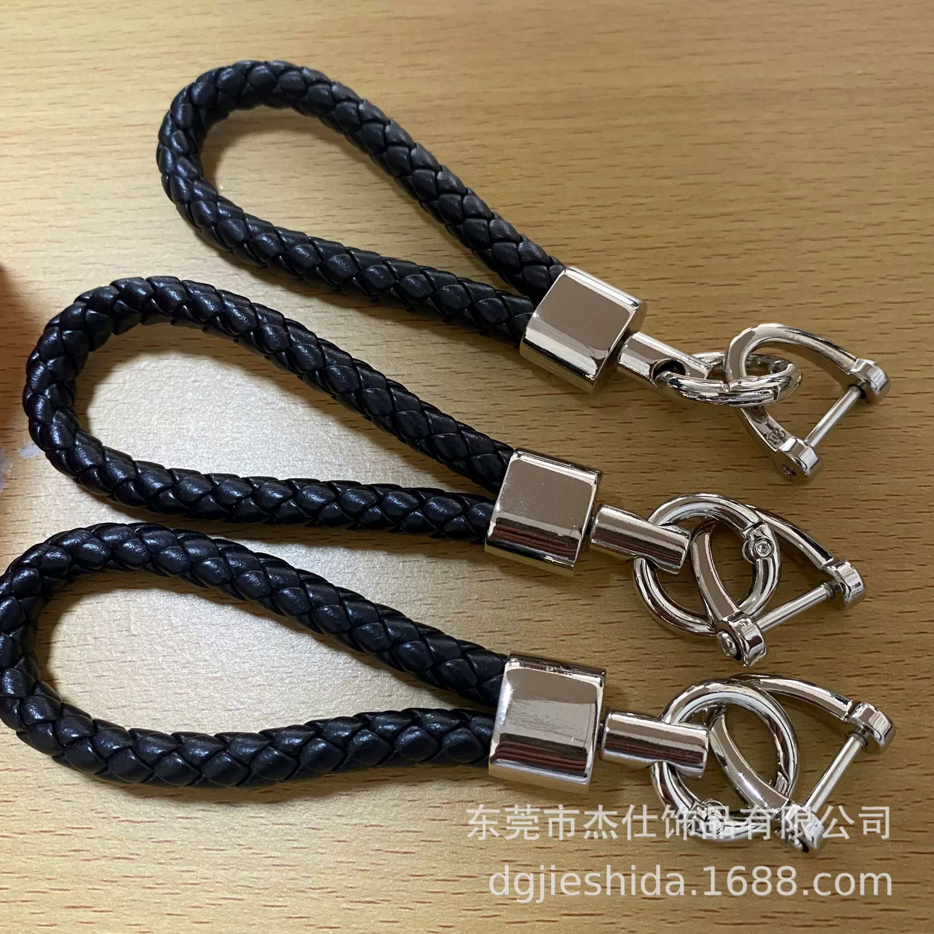 高档皮革新款时尚真皮汽车钥匙扣弹簧圈车用马蹄扣金属钥匙链挂件