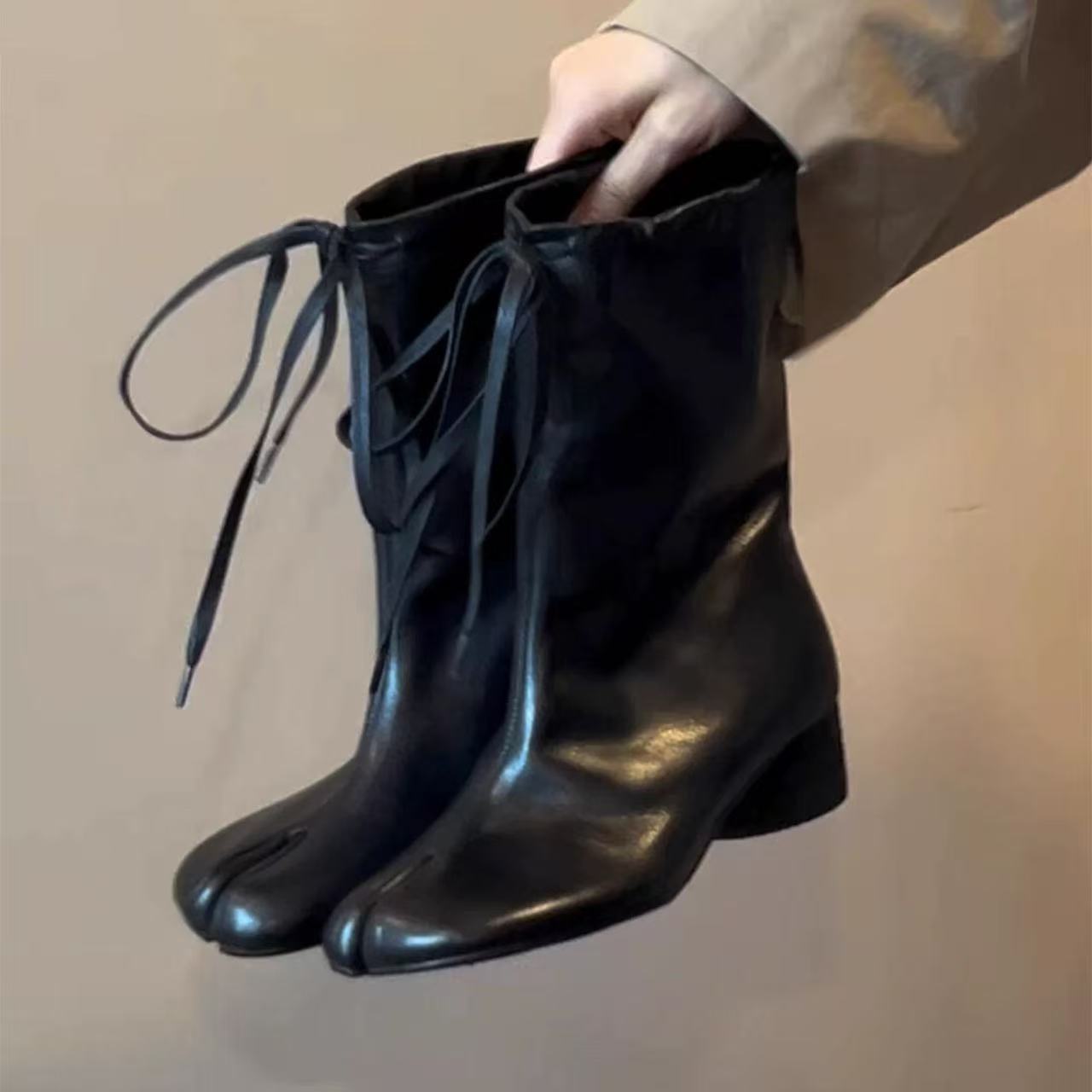 Sheepskin Version Autumn and Winter New Wide-Leg Lace-Up Split-Toe Pig Hoof Boots for Women, Korean Style Versatile Western Martin Boots with Lace-Up Split-Toe