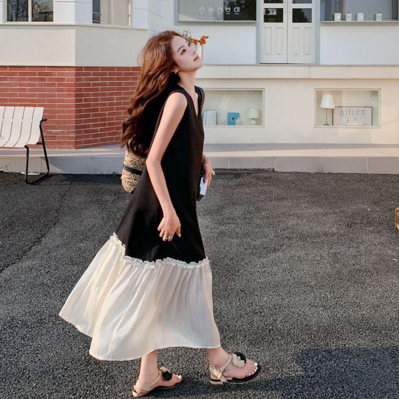 Real Shot of a Simple and Elegant Black Dress for Women, Summer 2026 New Style, V-Neck, High-End Sleeveless Tank Dress