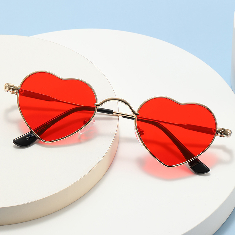 2022 fashionable heart-shaped love sunglasses female personality summer seaside vacation UV-proof sunglasses