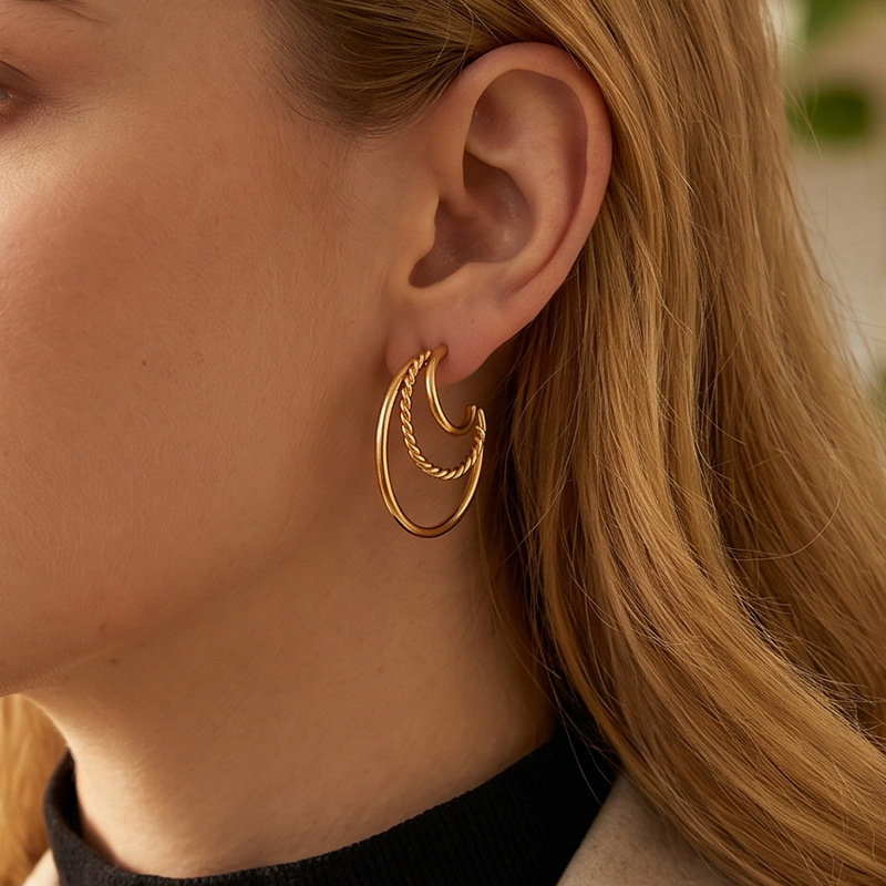 TENA Europa y los Estados Unidos transfronterizos aretes de acero inoxidable lujo ligero de alto nivel sensación de bambú letras en forma de C exagerado aretes HOOP para mujeres