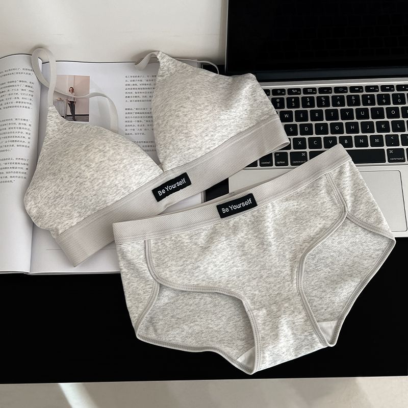 밝은 회색 정장