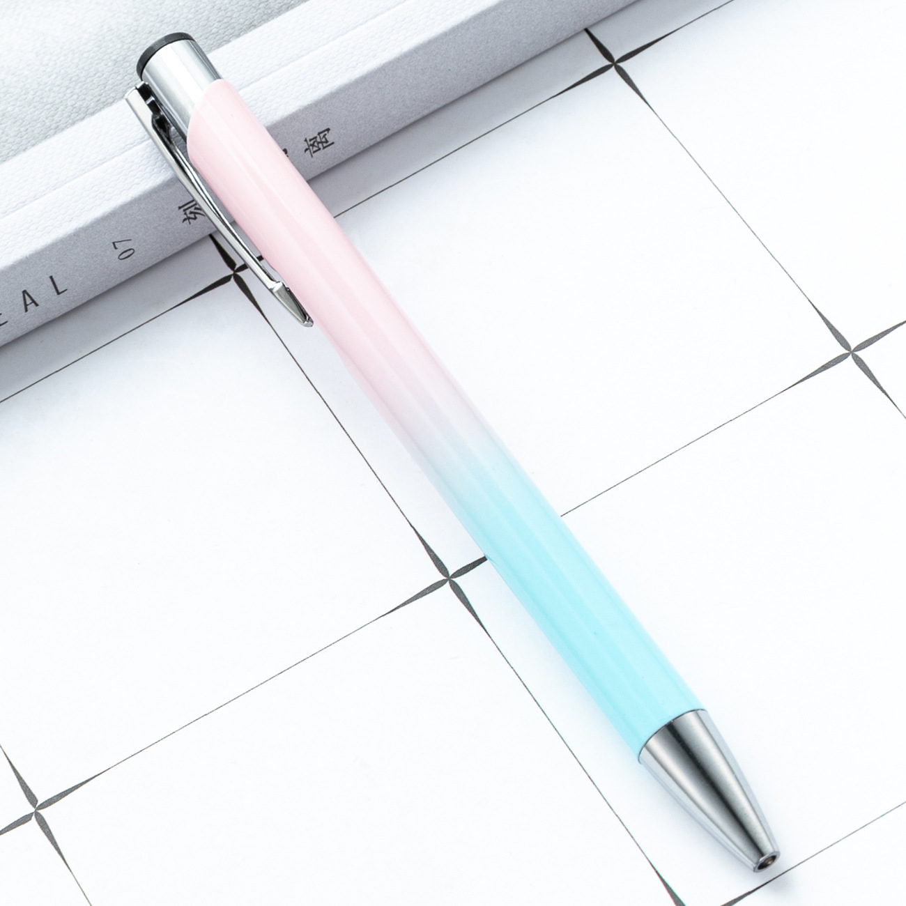 Bolígrafo de presión de dos bobinas, bolígrafo de varilla de aluminio degradado, papelería de oficina de negocios, bolígrafo de promoción de hotel, bolígrafo de regalo publicitario