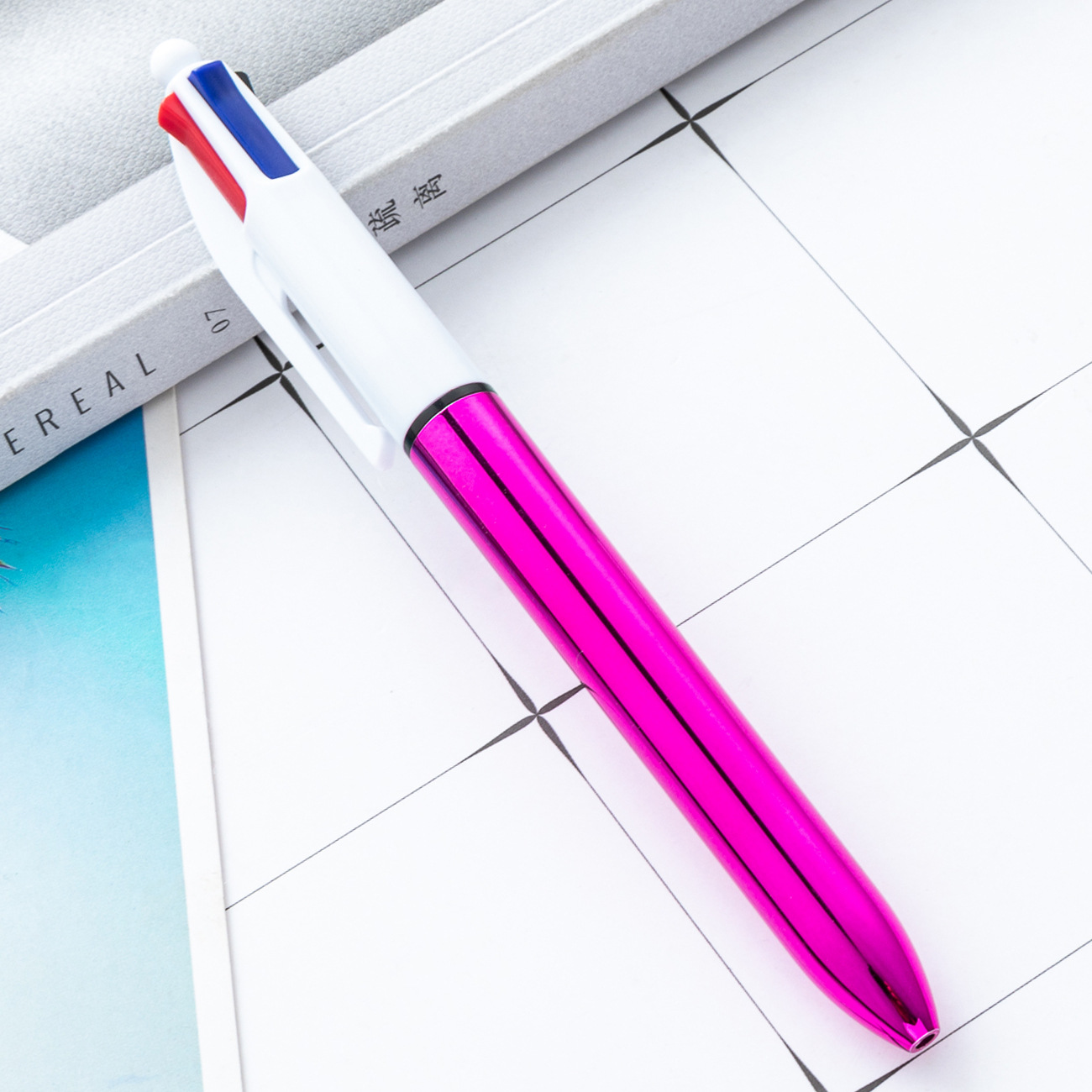 bolígrafo de bolas galvanizado UV creativo cuatro en uno de acuerdo con los pincezos de la cuenta práctica de los estudiantes clave bolígrafo de marca de regalo bolígrafo publicitario