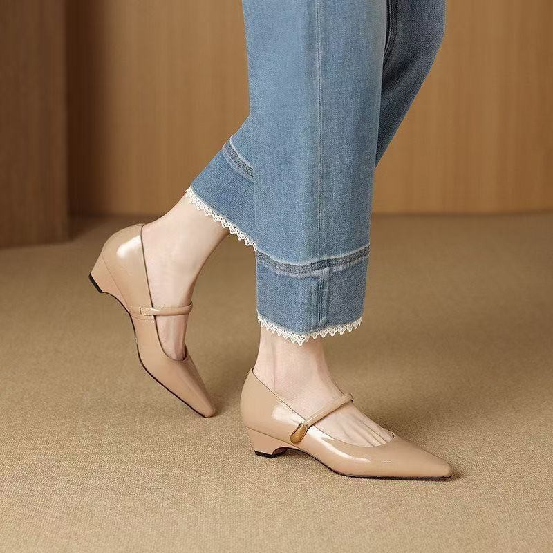 2026 primavera nuevo estilo retrógrado francés puntero tacones gruesos y poco profundos zapatos de cuero esmaltado zapatos de mujer hebilla mary-zhen zapatos