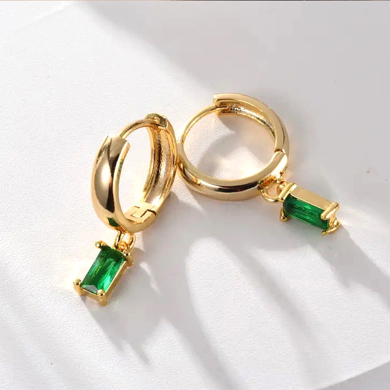 Cao Shi, a Korean internet celebrity, has exquisite earrings. Alex, the same rectangular earrings, are simple, super_voghion.com