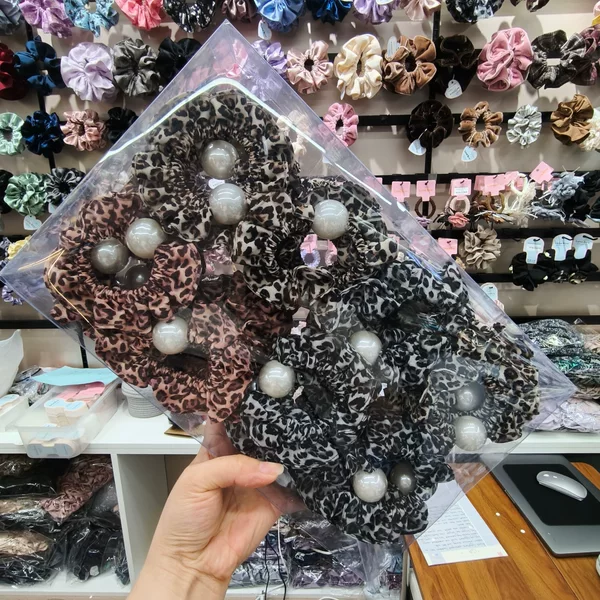 Floral pearl scrunchie, simple and versatile hair tie, sweet cross-border hair accessory, wholesale, non-damaging hair elastic for women