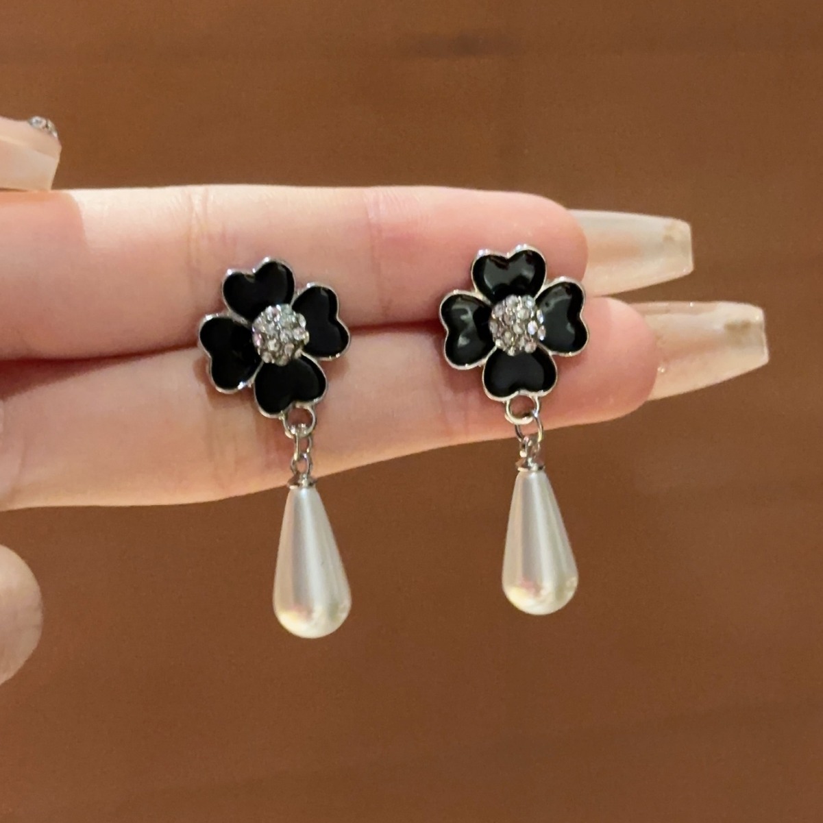 Pendientes de Perlas con Incrustaciones de Diamantes, Estilo Coreano 2025, Diseño de Pétalo de Cuatro Hojas, Lujo Ligero, Alta Gama, Elegantes para Mujer