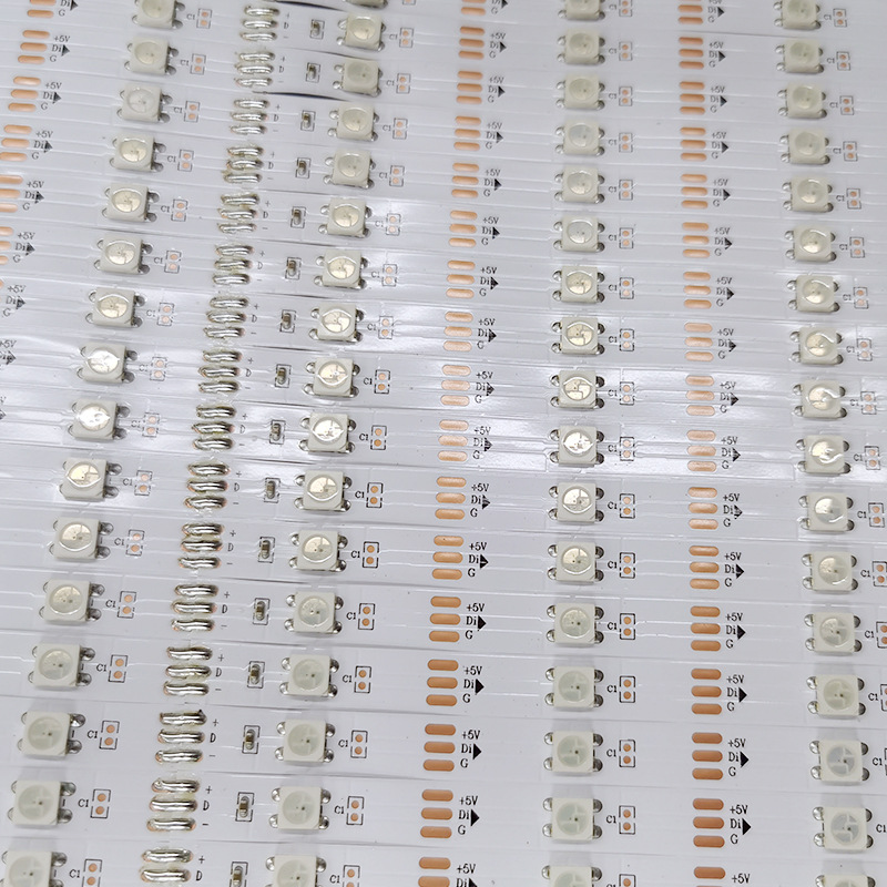 Fabricante 5V incorporado ic2812 a todo color caballo corriendo agua RGB bajo voltaje barra de luz 5050led magia color luz tira al por mayor