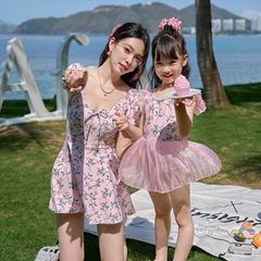 親子水着ファッションの甘い花が見えます。