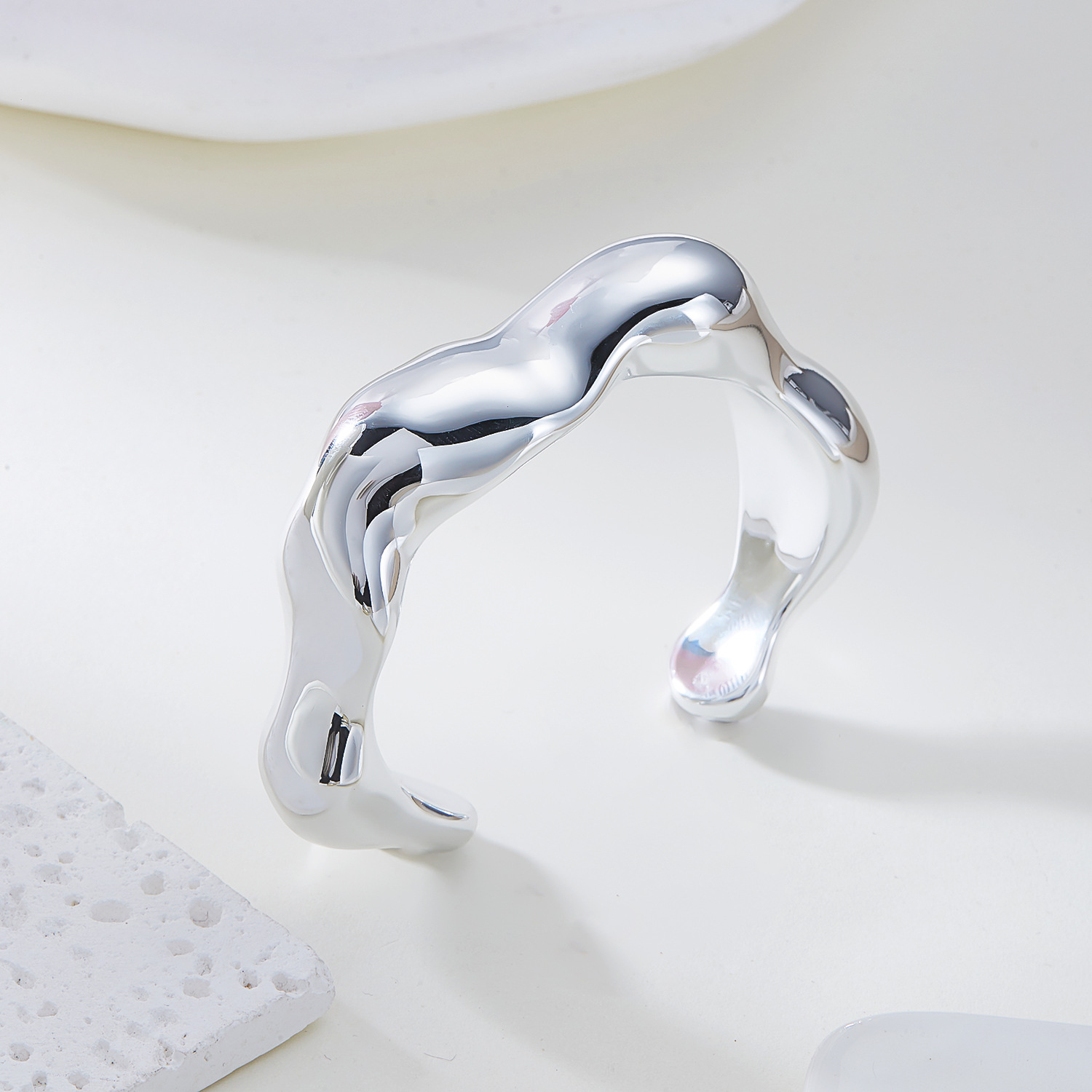 Europa y los Estados Unidos nuevo viento frío personalidad arco pulsera multifuncional irregular pliegue acrílico brazalete abierto al por mayor