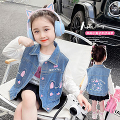 女の子のデニムの馬甲春秋2025新型の子供の洋気の秋のコートの赤ちゃんの流行の外はベストの秋の服を着ます。