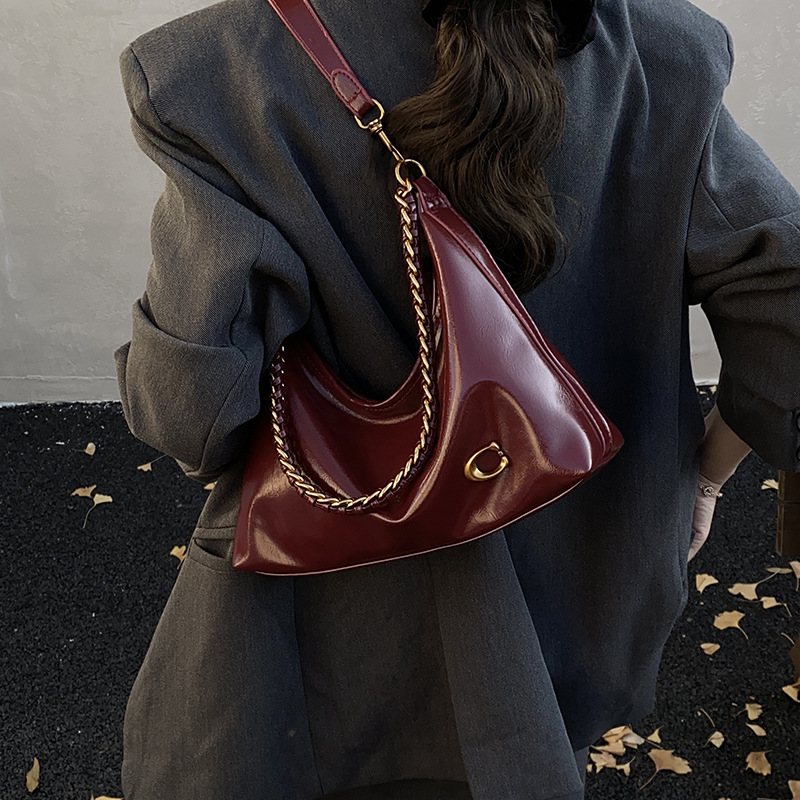 Bolso de alta sensación de mujer 2025 nuevo nicho de cadena brazaleta bolso súper caliente universal bolso de hombro