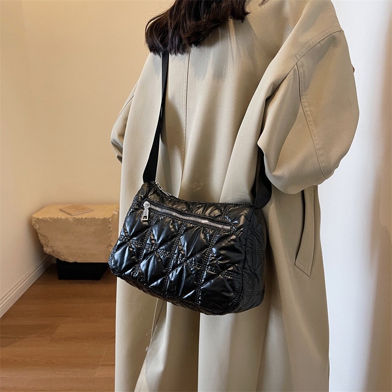 Bolsa de mujer primavera Internet celebridad Nuevo estilo coreano casual bolsa de hombro acolchada de algodón de moda todo partido de gran capacidad bolsa de mensajero al por mayor