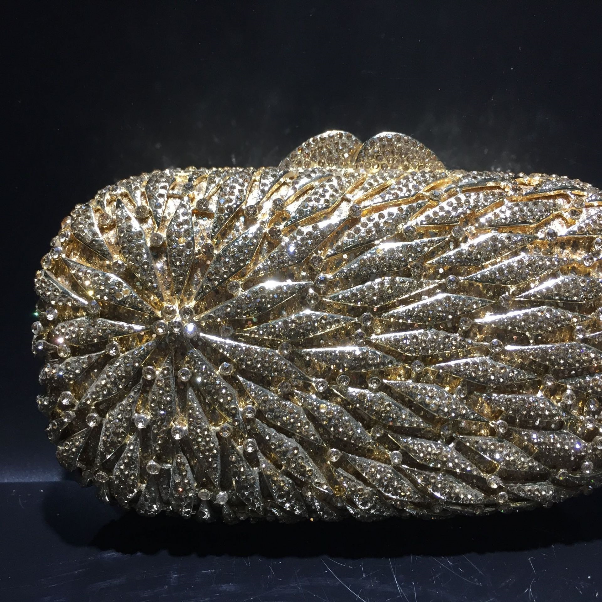 * fábrica directa bolsas de mano de diamante metal agujerado bolsas de cena de cristal bolsas de diamantes manuales