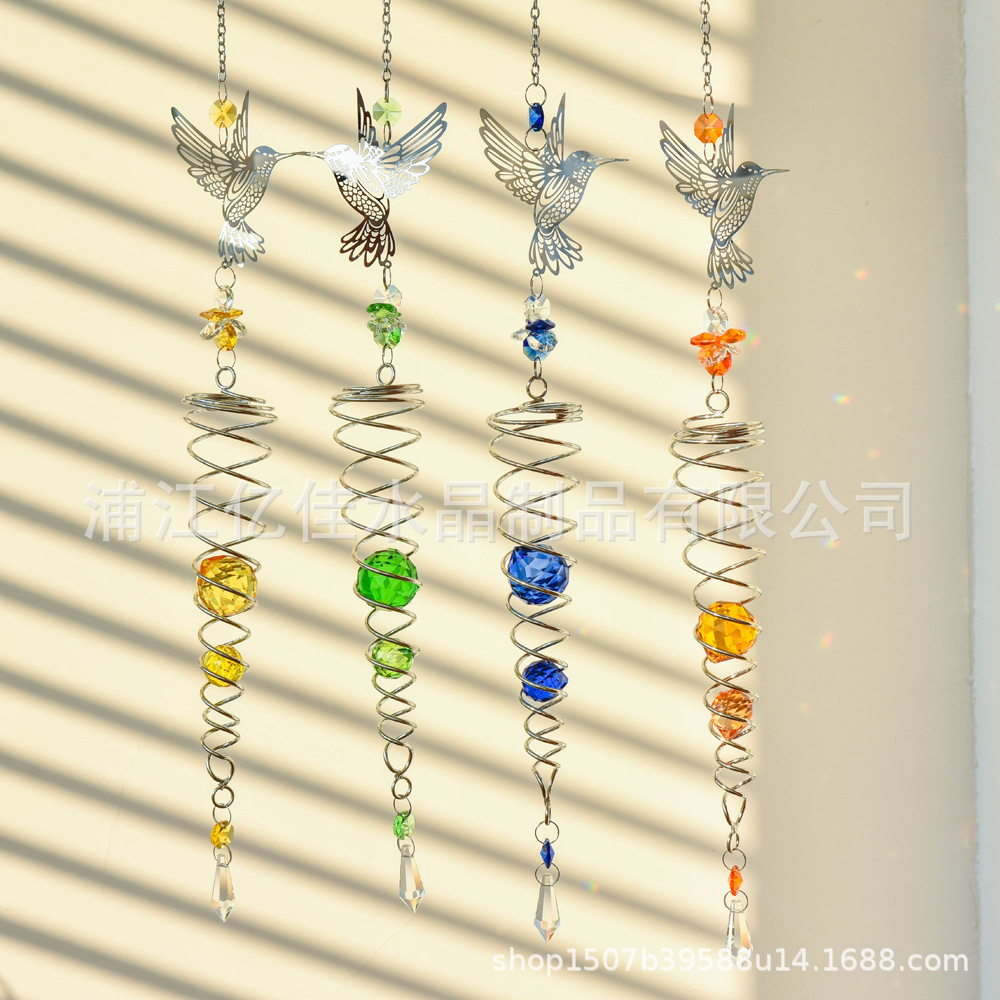 Nuevos productos transfronterizos ventanas colgantes jardín decoración de hierro forjado espiral siete colores colibríes cristal sol atrapador colgante campana de viento