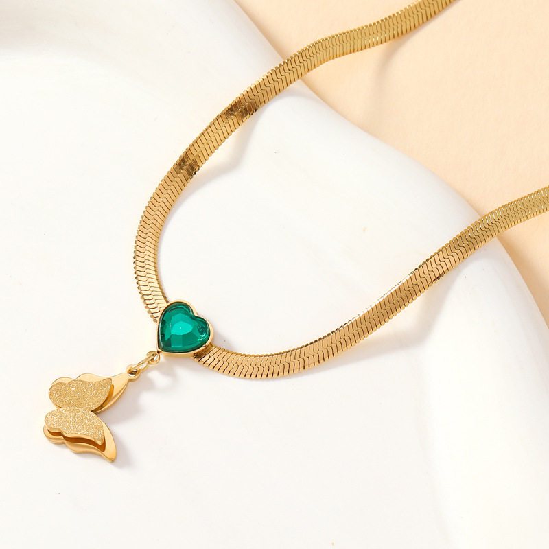 Europa y los Estados Unidos transfronterizos collar de acero de titanio mujer temperamento retro amor esmeralda doble capa colgante mariposa fábrica de joyería de acero inoxidable image 2