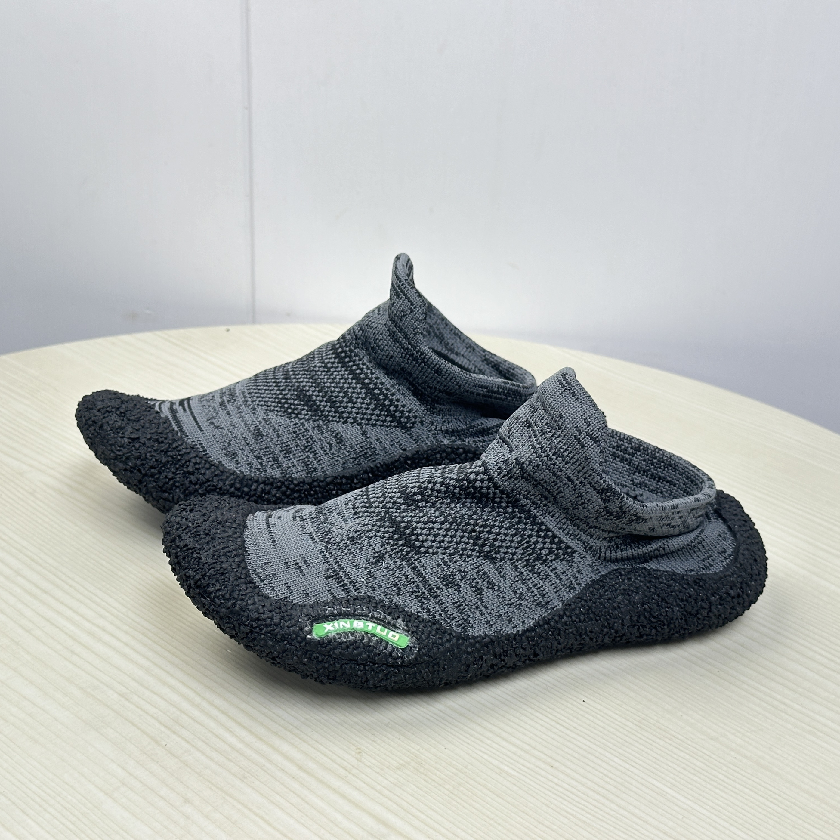 <unk> 2024 verano nuevos zapatos de playa para hombres nadar calcetines de buceo antideslizantes coreanos zapatos de snorkel para mujeres antideslizantes suela suave secado rápido