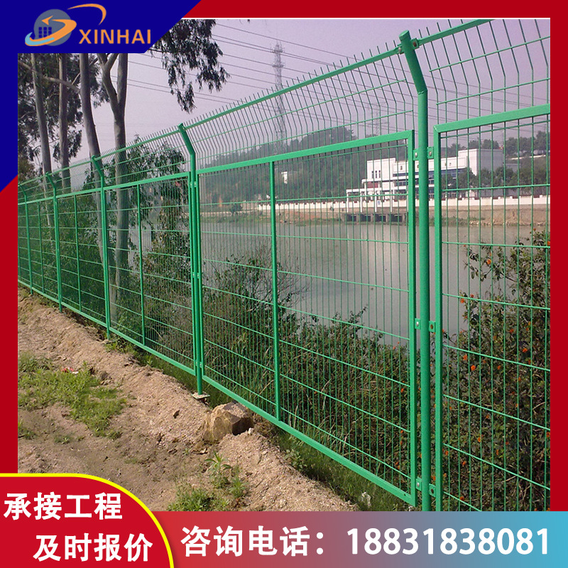 焊接网隔离栅厂家 鑫海高速公路护栏网 公路两侧隔离防护网