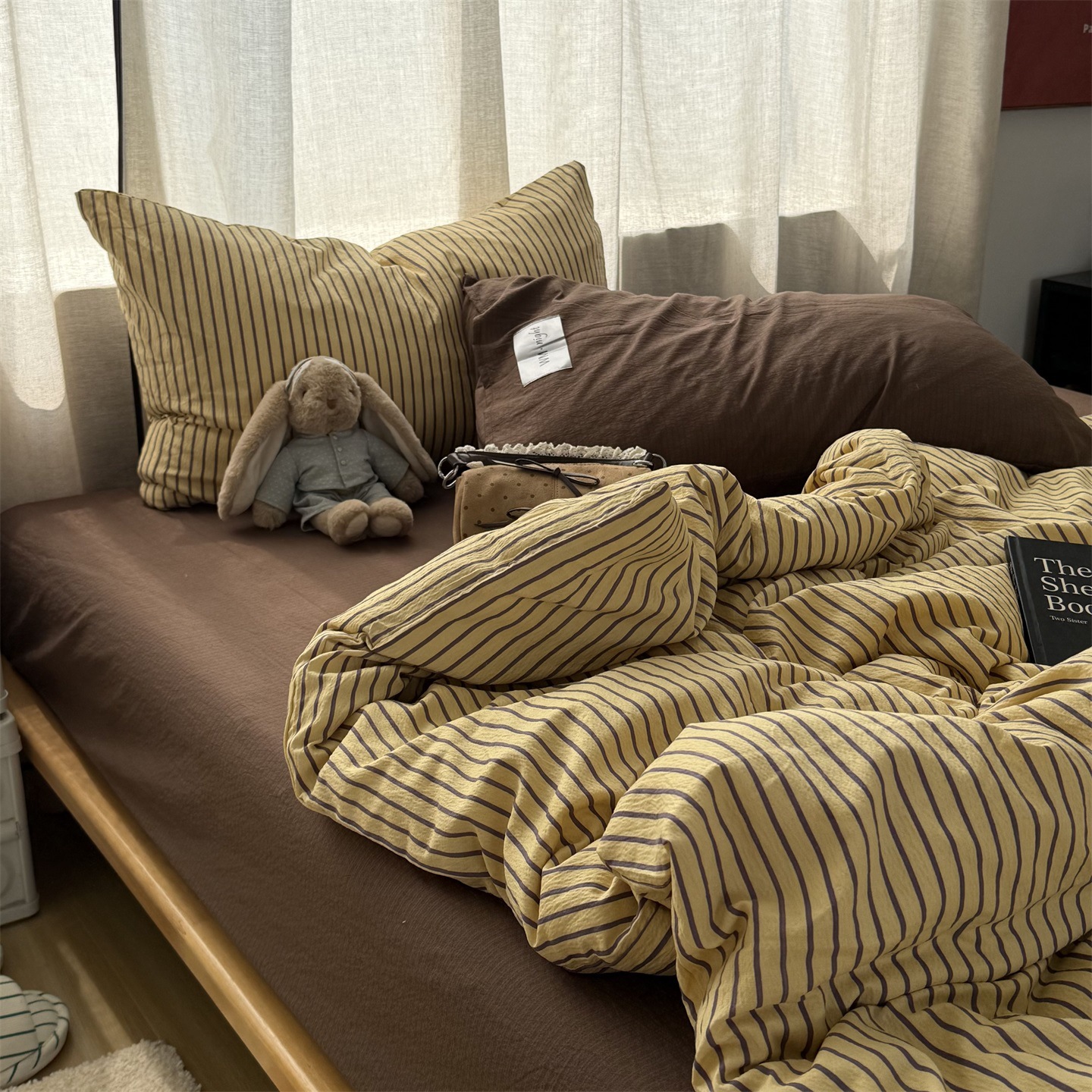 Conjunto de cama de quatro peças em algodão lavado, com estampa vintage de listras simples em cores sólidas, estilo blogueiro, e lençol de três peças com elástico._voghion.com