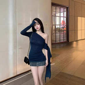 黑色斜领单肩长袖T恤女春季褶皱显瘦辣妹不规则小众修身打底上衣