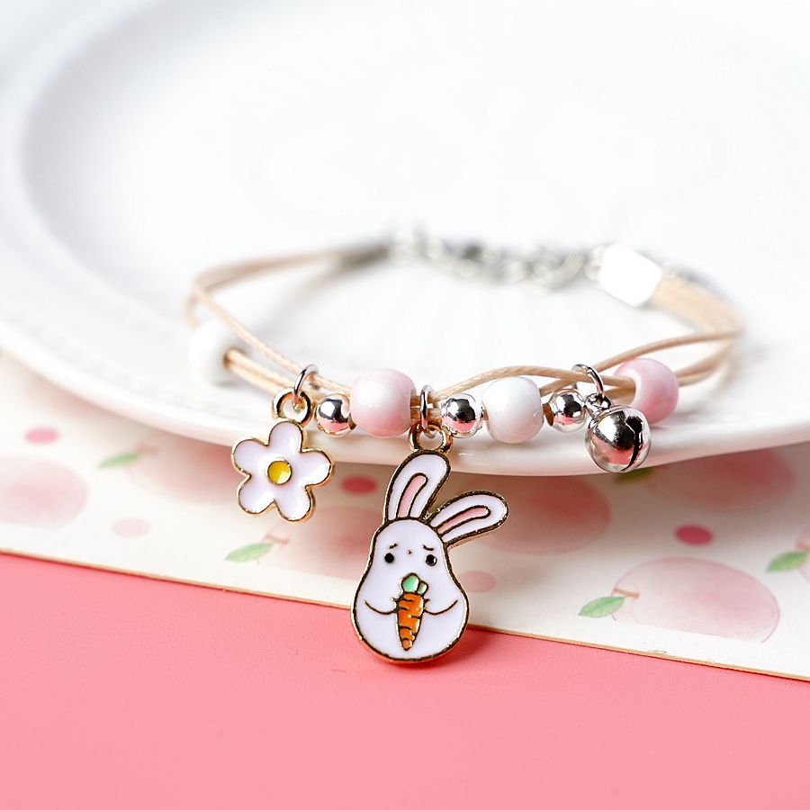 Primavera y verano, nuevo brazalete de perro de canela japonés y coreano, sentido de diseño de nicho para mujeres, para enviar brazaletes de novias y amigos para abrazar a un conejo de rábano.