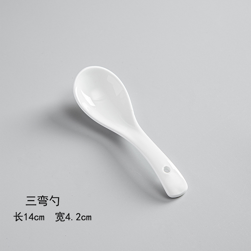 순수한 흰색 세 곡선 숟가락