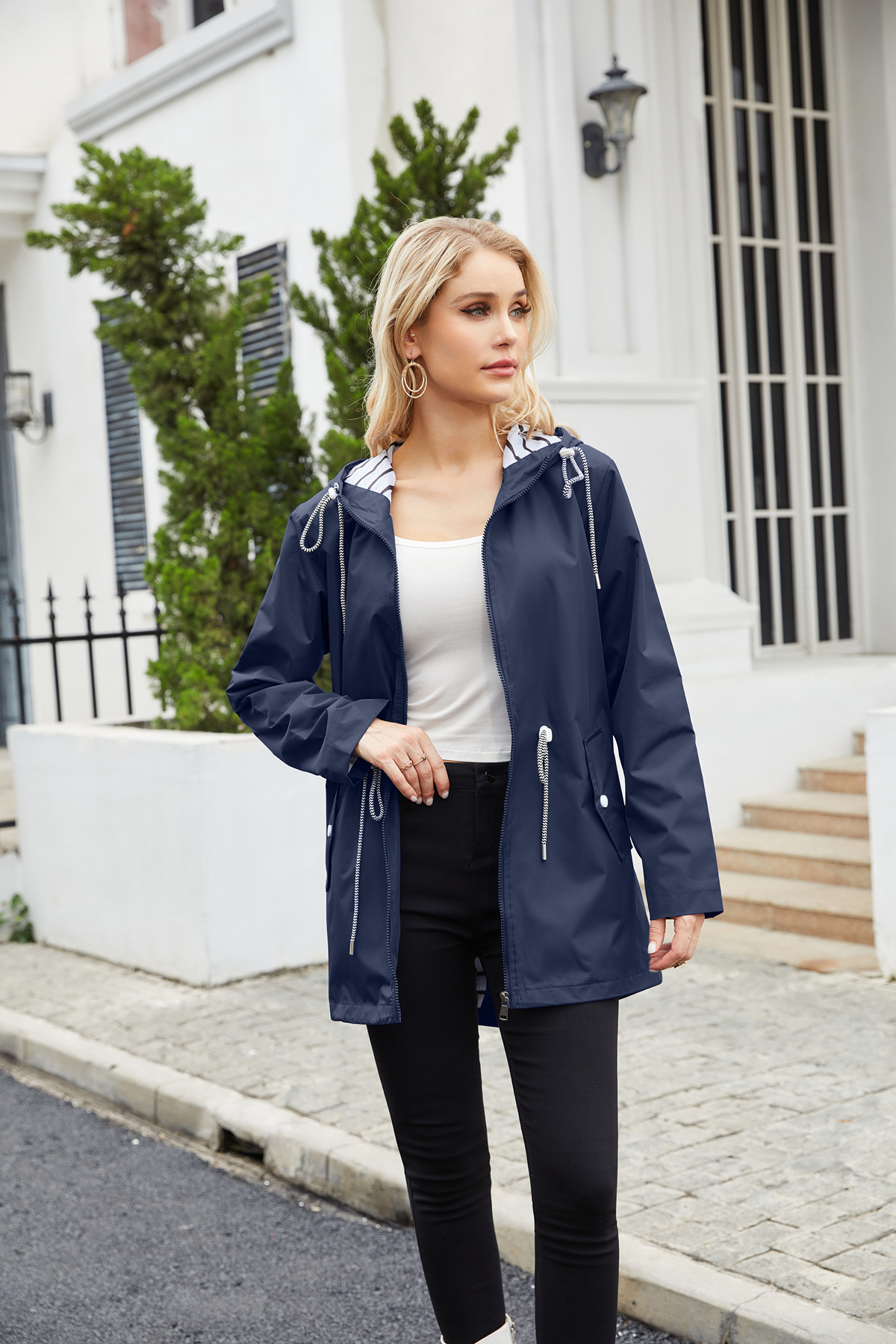 új hosszú ujjú, fröccsenésálló, hosszú széldzseki, női kapucnis, csíkos esőkabát, keresztpántos, plus size női ruházat_voghion.com
