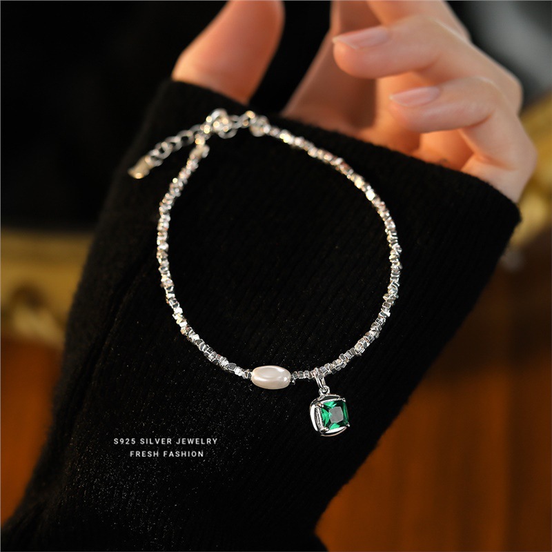 Silver Charm Bracelet With Emerald Zircon And Shell Beads_voghion.com