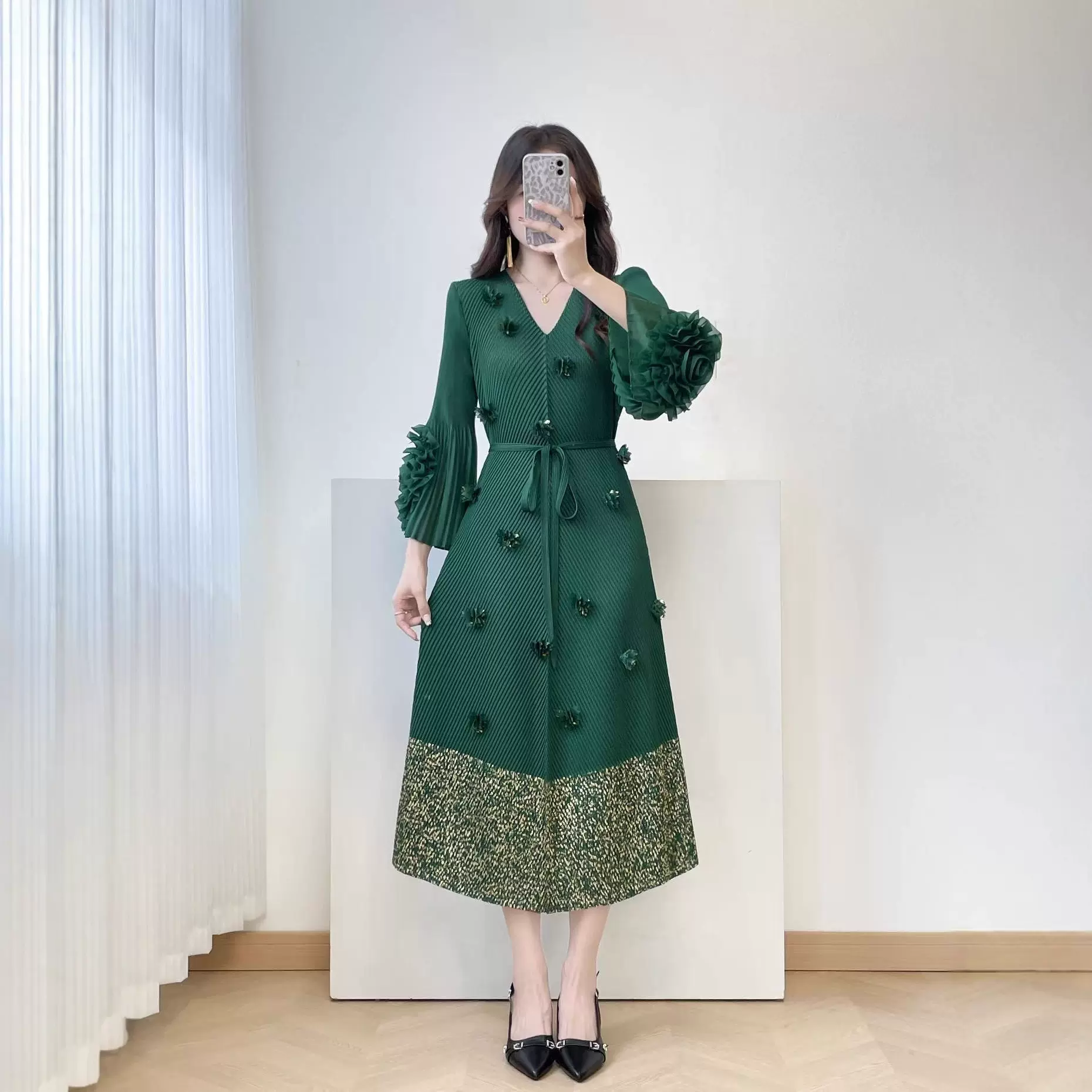 三宅褶皱秋季新款烫金V领手工盘花连衣裙手工花朵大码女装跨境欧