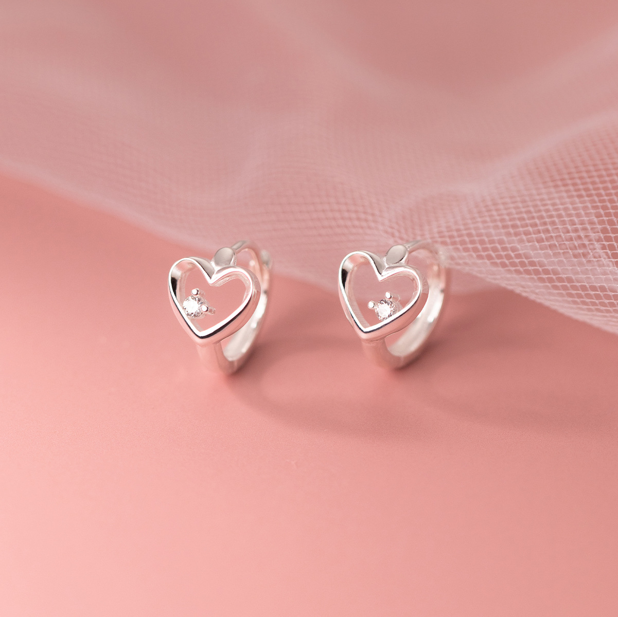 Lodge S925 plata coreana de las mujeres simples en forma de corazón con incrustaciones de diamantes huecos con botones de oreja de amor M02410