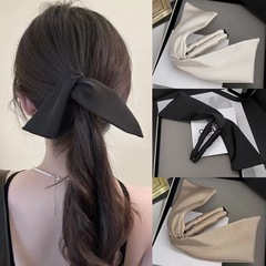 女性のウサギの耳を挟んでバナナを挟んで高級感を感じます。