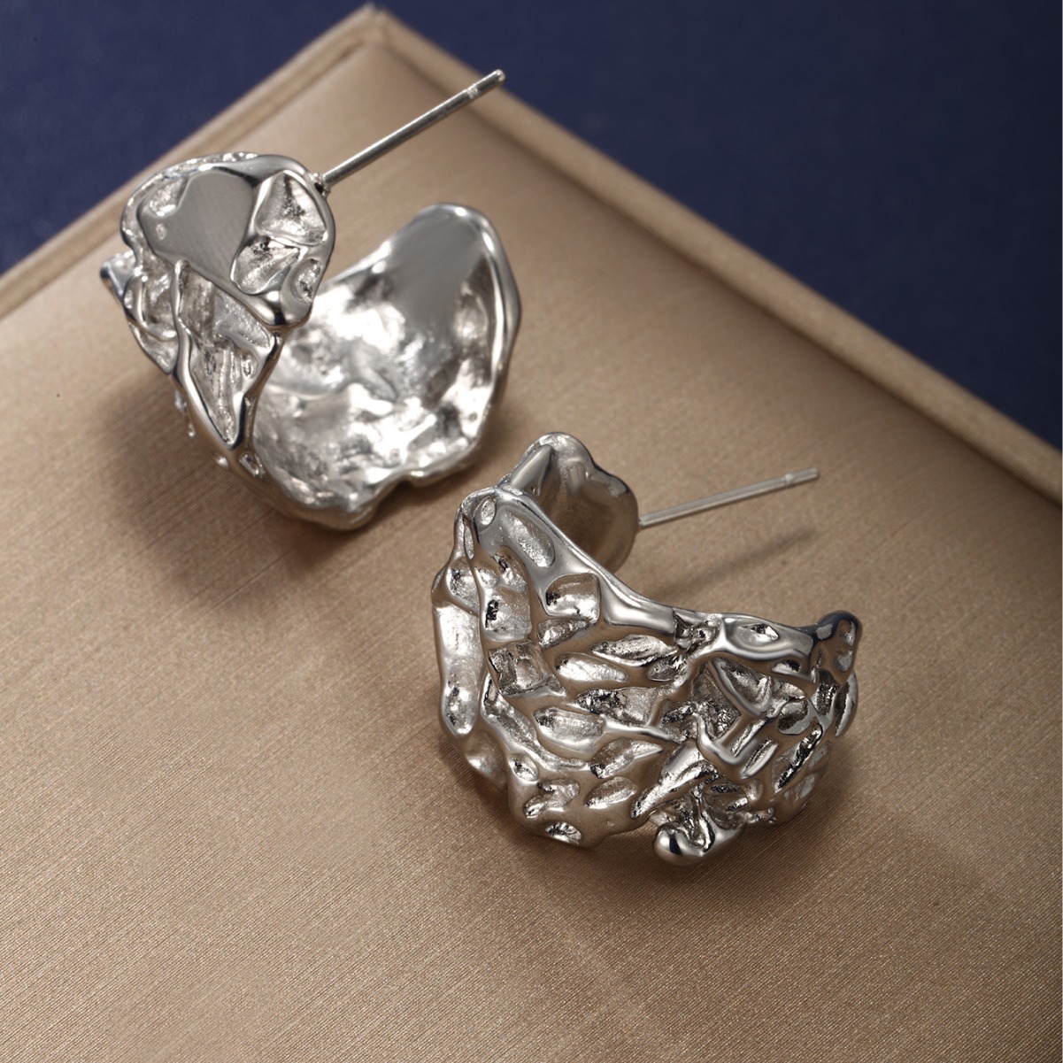 Xuping metales europeos y estadounidenses de alta calidad aretes plegados nicho retro exagerado pernos de diseño de moda aretes al por mayor