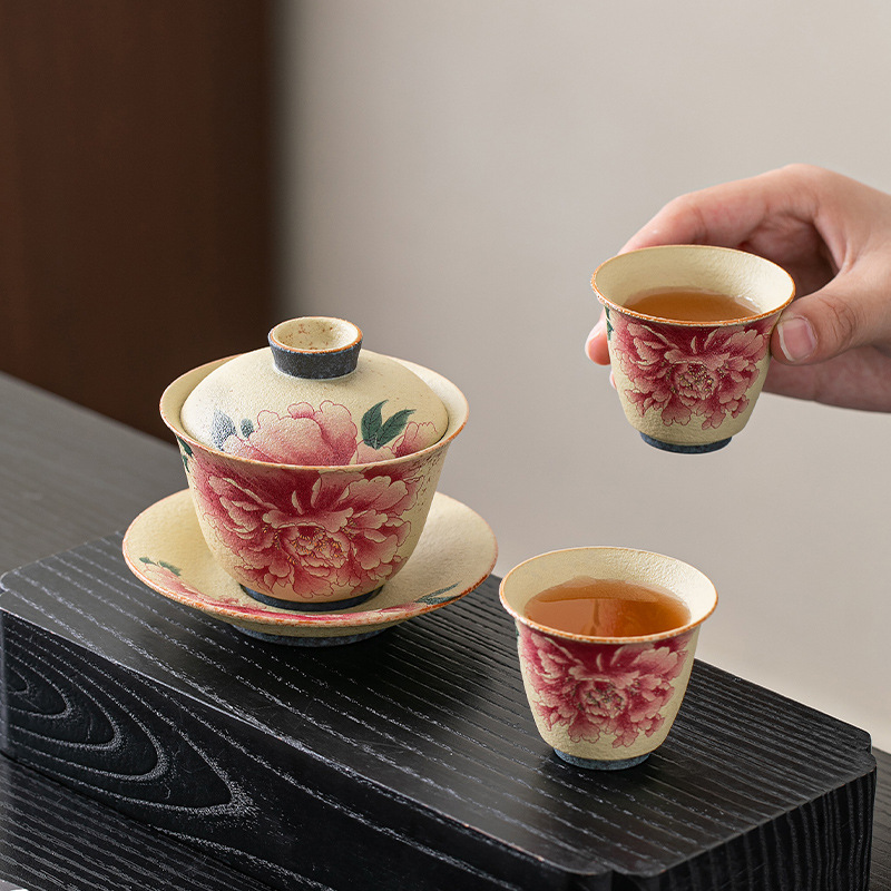 火石の赤い陶磁器の3才は碗をかぶせます。|undefined