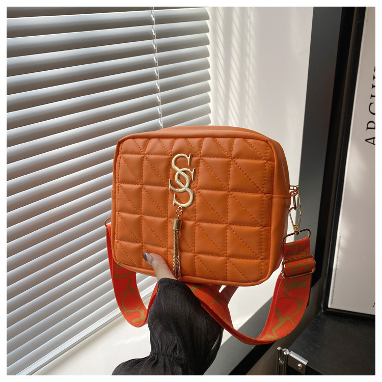 A simple and fashionable single-shoulder women's bag with diamond-shaped embroidery thread in 2024, a fresh and stylish crossbody bag with a trendy and fashionable small square style undefined