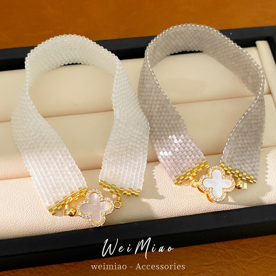 Zircón con cuentas, flor de hierba de la suerte, pulsera ligera de lujo, pulsera de nicho, personalidad temperamento de alta calidad, joyas al por mayor