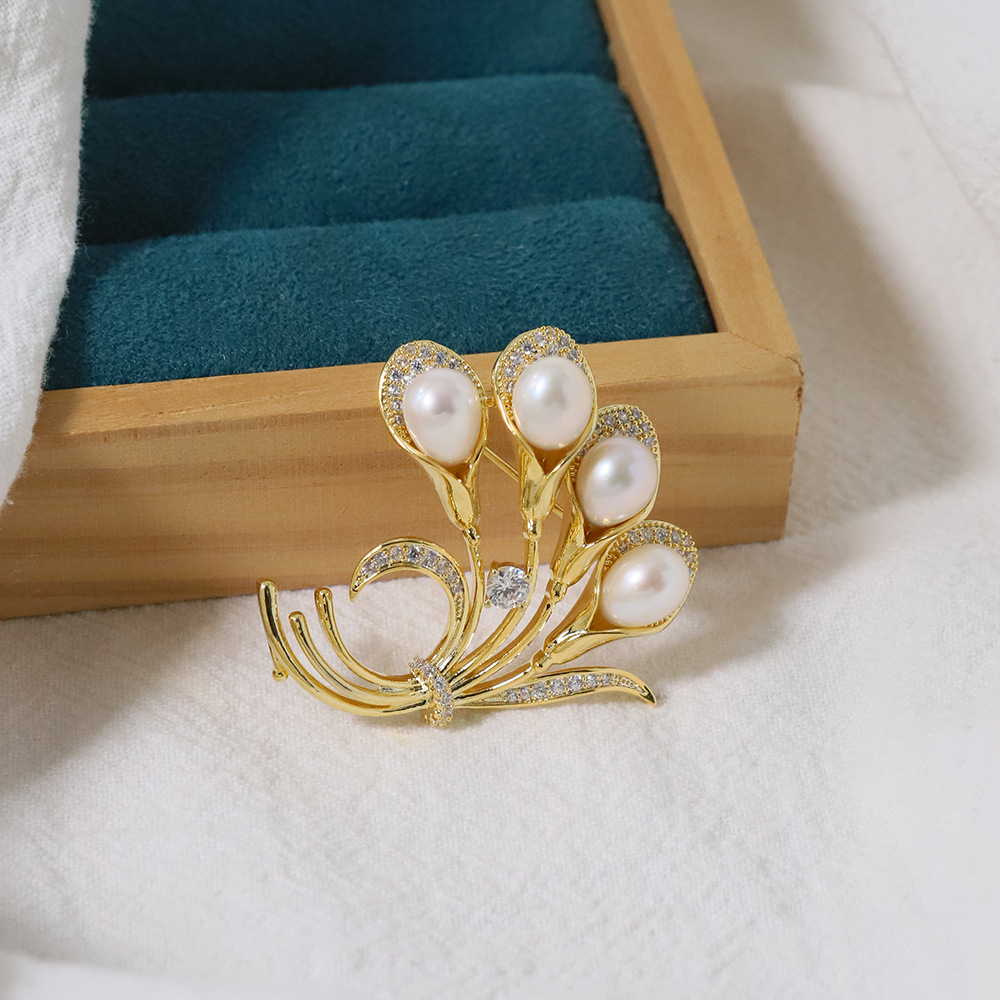 Elegante micro broche de tulipas de flores de perlas de agua dulce de alta calidad para mujeres, flores de flores de flores de pecho de temperamento de broche