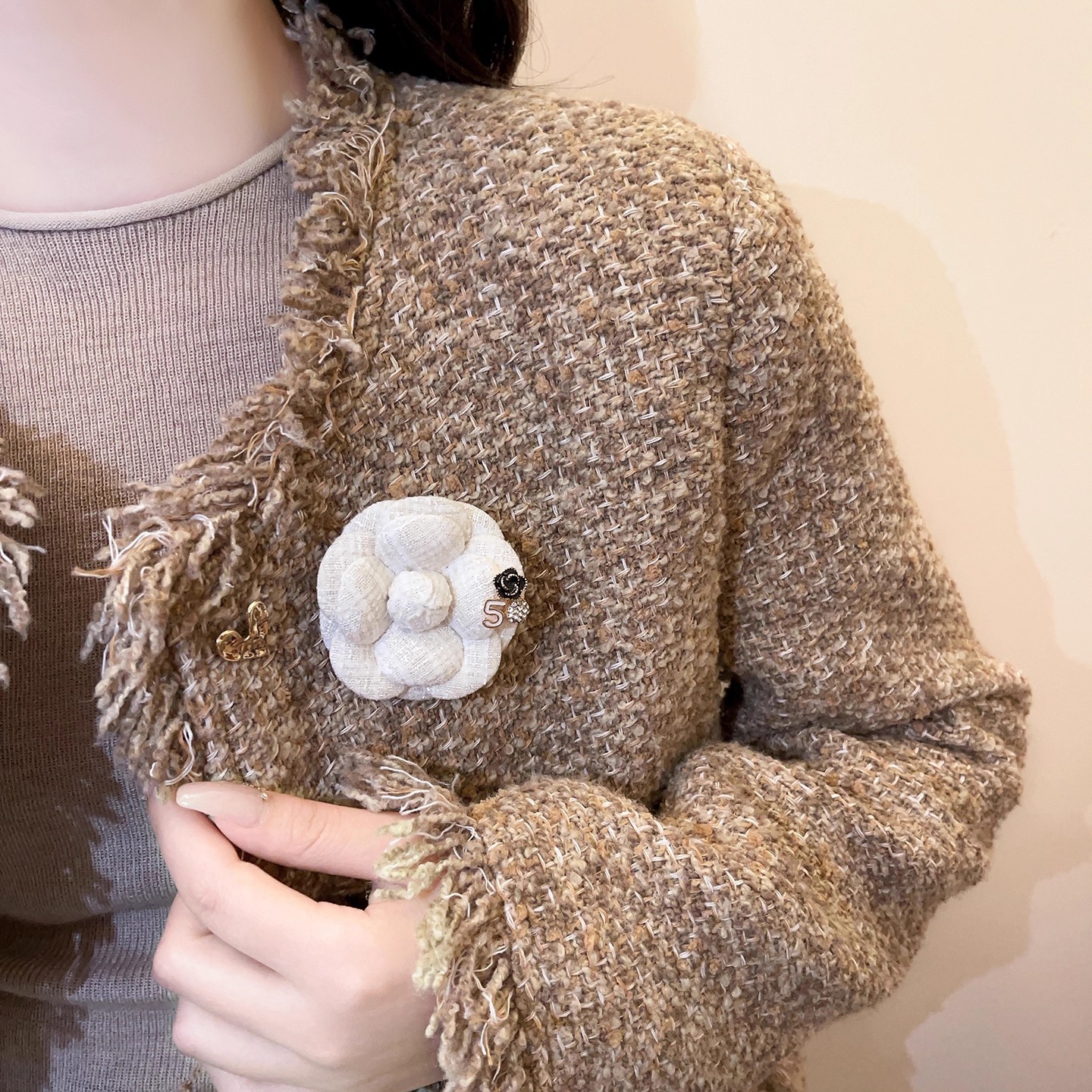 Lyxig brosch i sammet med kamelia och pärlor elegant accessoar_voghion.com