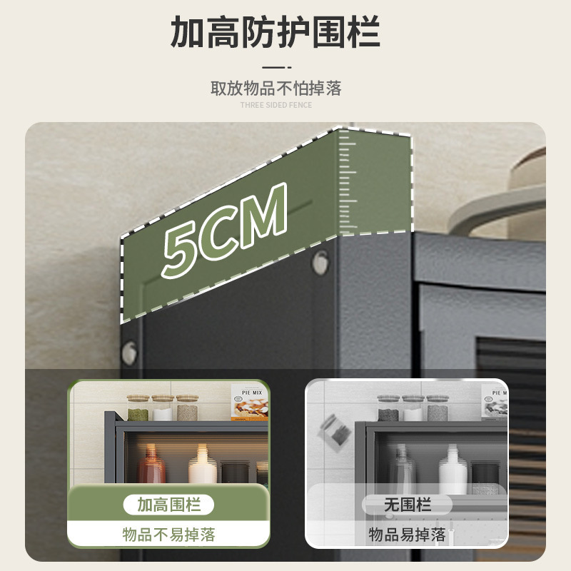 台所の物置棚家庭用の雑物のロッカーが床に落ちて、多層の物置棚の調味料の食器棚が壁の食器棚に寄りかかっています。|undefined