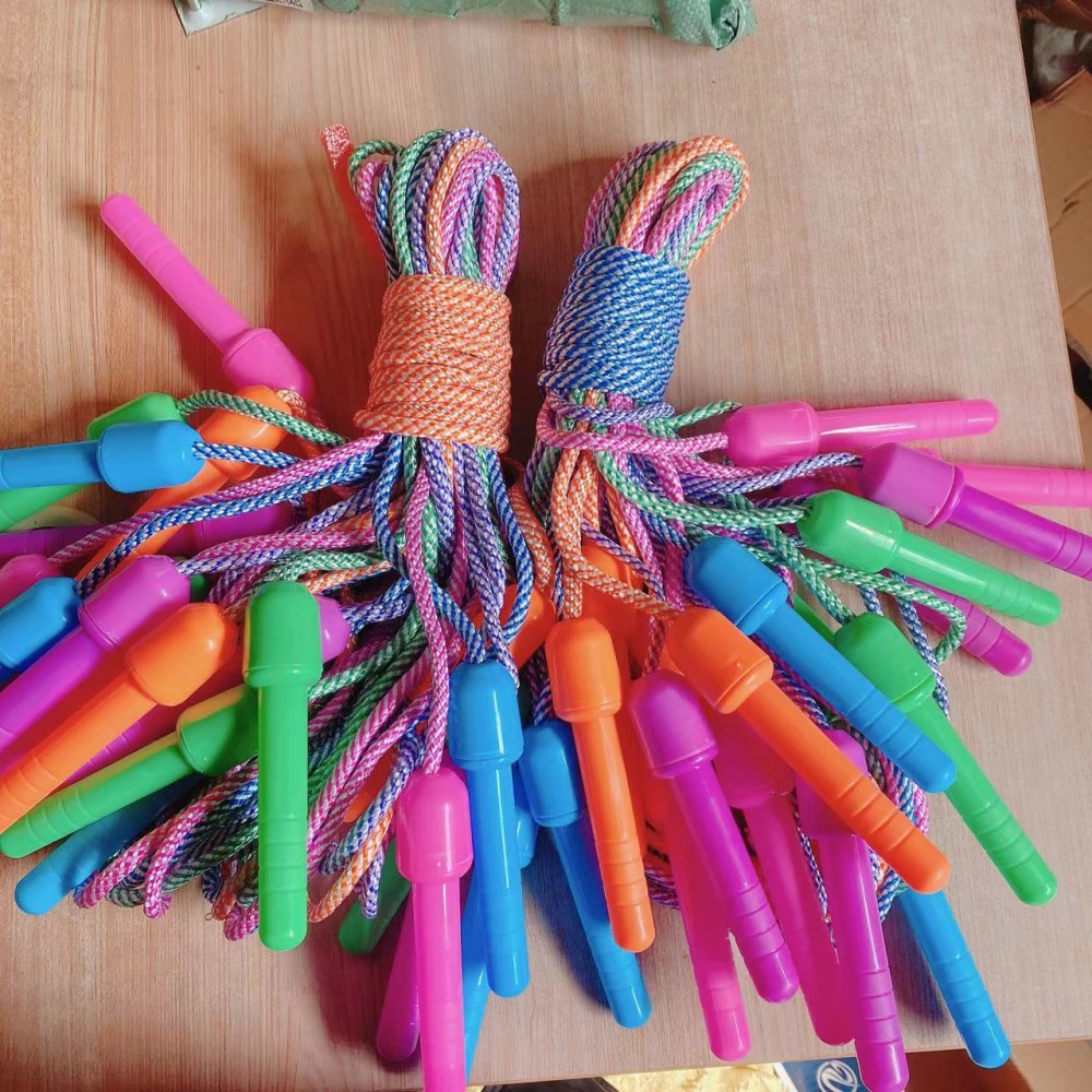 Mayorista de color engrosado cuerda de salto para niños jardín de infantes artículos deportivos manija de plástico estudiantes de primaria y secundaria granel de nylon