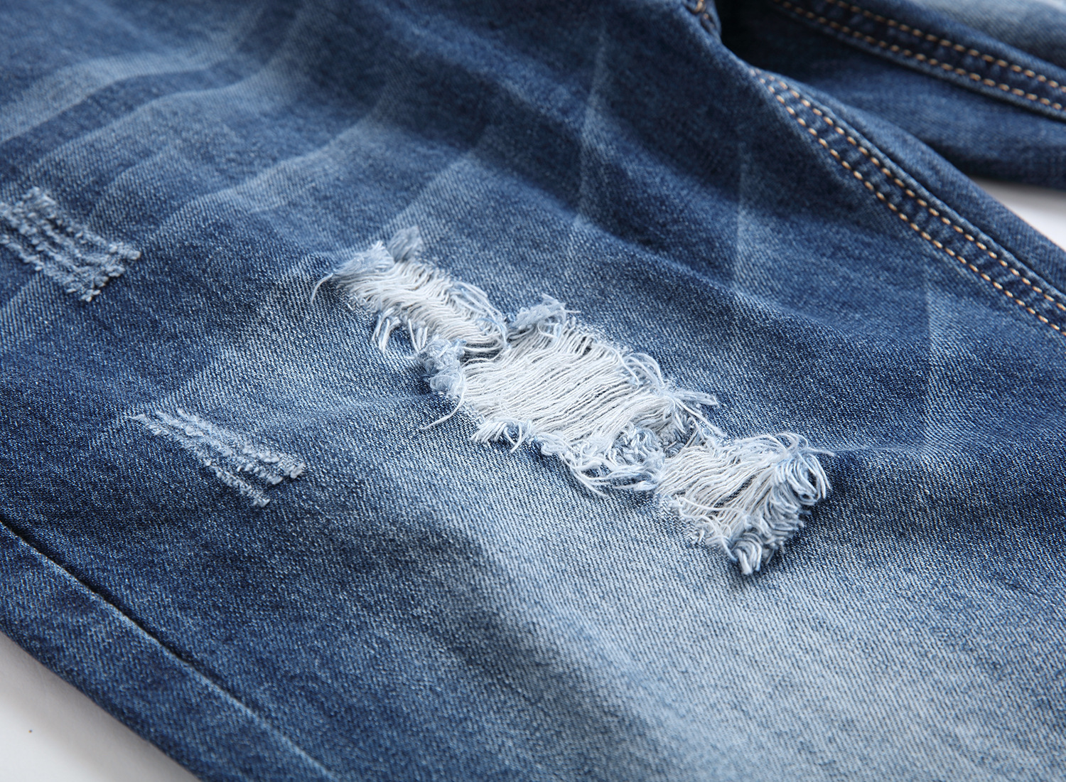 Pantaloncini estivi da uomo in denim di cotone strappato e forato, di colore chiaro, di media lunghezza, aderenti_voghion.com