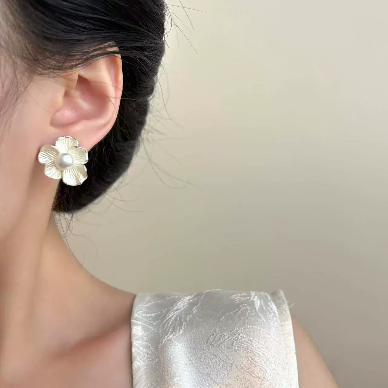 Изящные компактные серьги из жемчуга, французский стиль, легкая роскошь, цветочная отделка