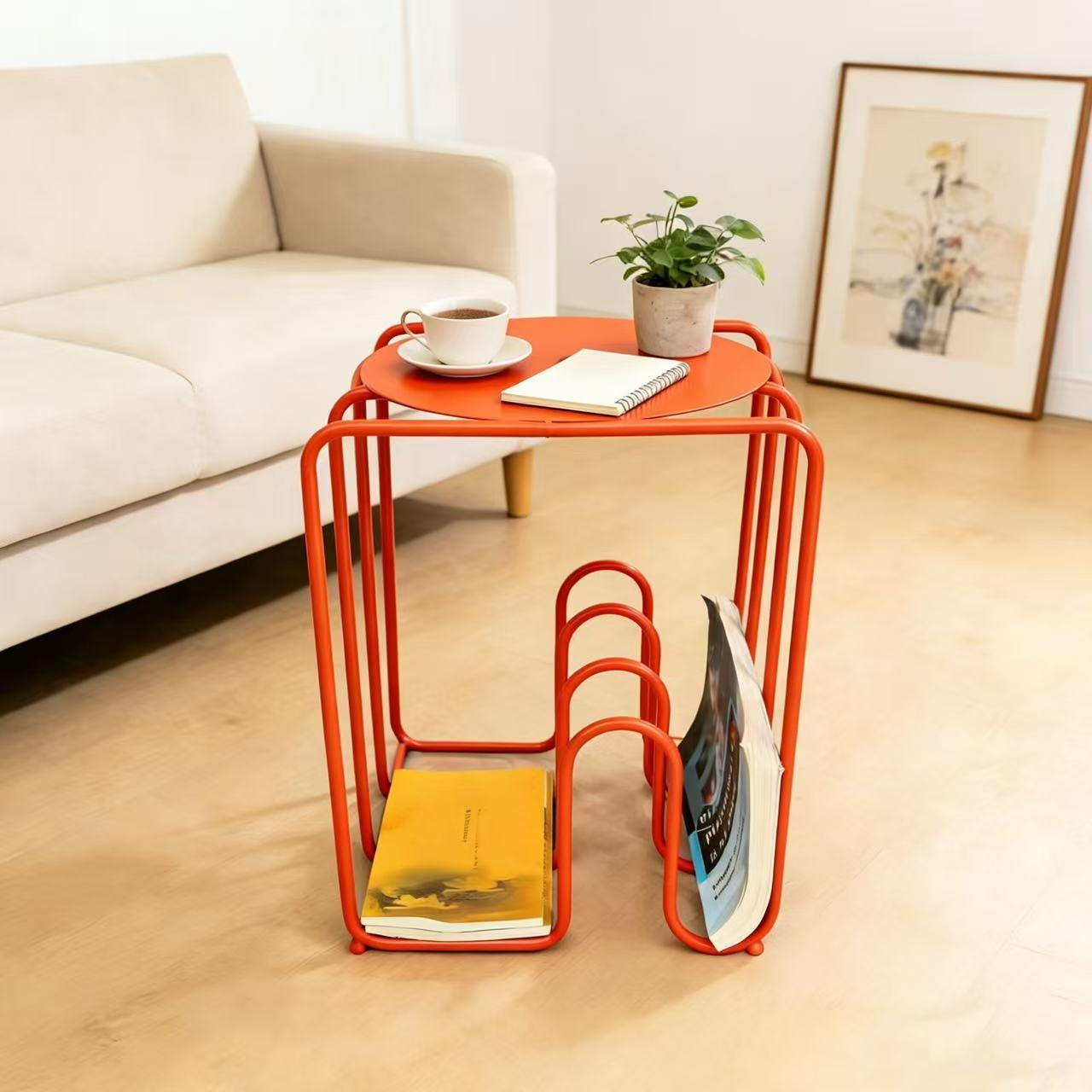 El mismo día, la mesa de té de la sala de estar de la casa de dopamina no ocupa espacio en la cabecera de la cama, estante de hierro forjado, sofá de borde