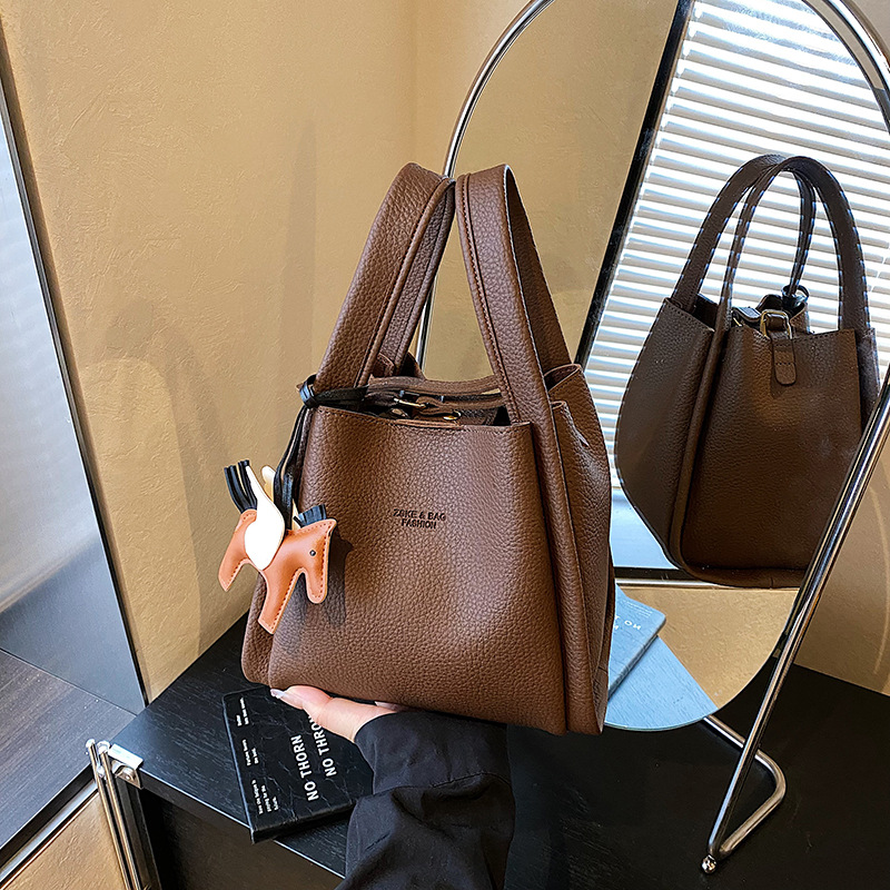 Bagos de cubo de nicho de alta calidad bolsos de mano para mujeres otoño 2025 nuevo paquete de cestas de hombro para niños bolsos de mano