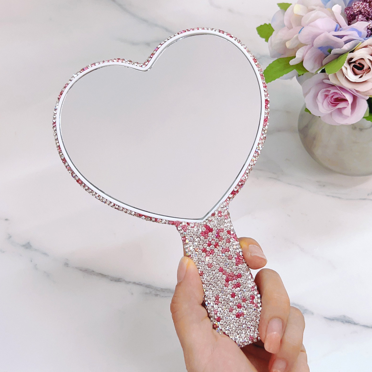 Venta al por mayor HD cristal manija espejo ins creativo diamante-incrustado en forma de corazón redondo espejo cosmético portátil de un solo lado espejo cosmético