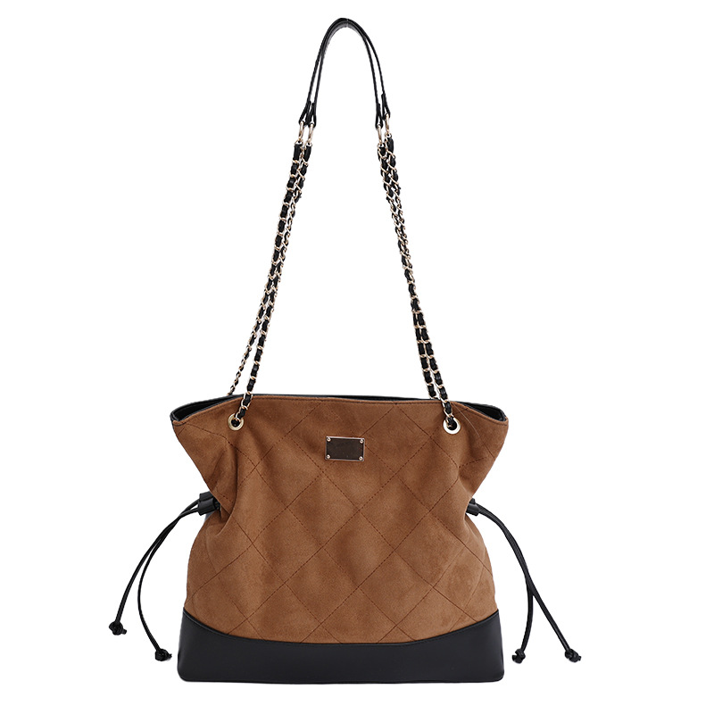 Bolsa de cadena de diamante transfronteriza retro bolso de cubo de agua mujer otoño y invierno 2025 nuevo empalme mochila de hombro de viaje