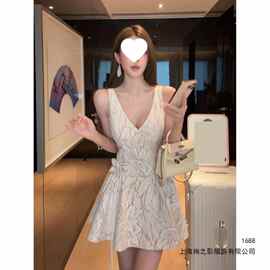 V领无袖连衣裙女装2026夏季新款约会轻奢气质名媛收腰礼服短裙
