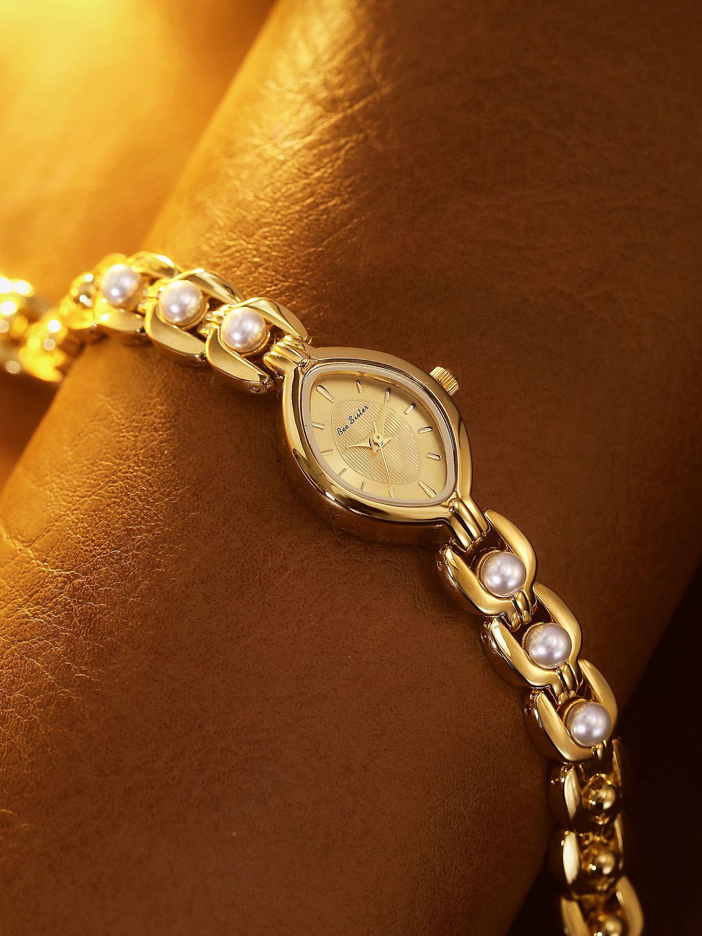 45g Weight Tempered Glass Mirror Material Alloy Strap Material Watch Classification Pointer Display Type Jewelry Buckle Buckle Style Diamond Dial Shape Daily, Street Occasion Quartz Movement Solid Color Pattern All Seasons Season Women's Gender Casual, Commute Style Casual Commute Solid Color Jewelry Buckle Quartz Watch 18