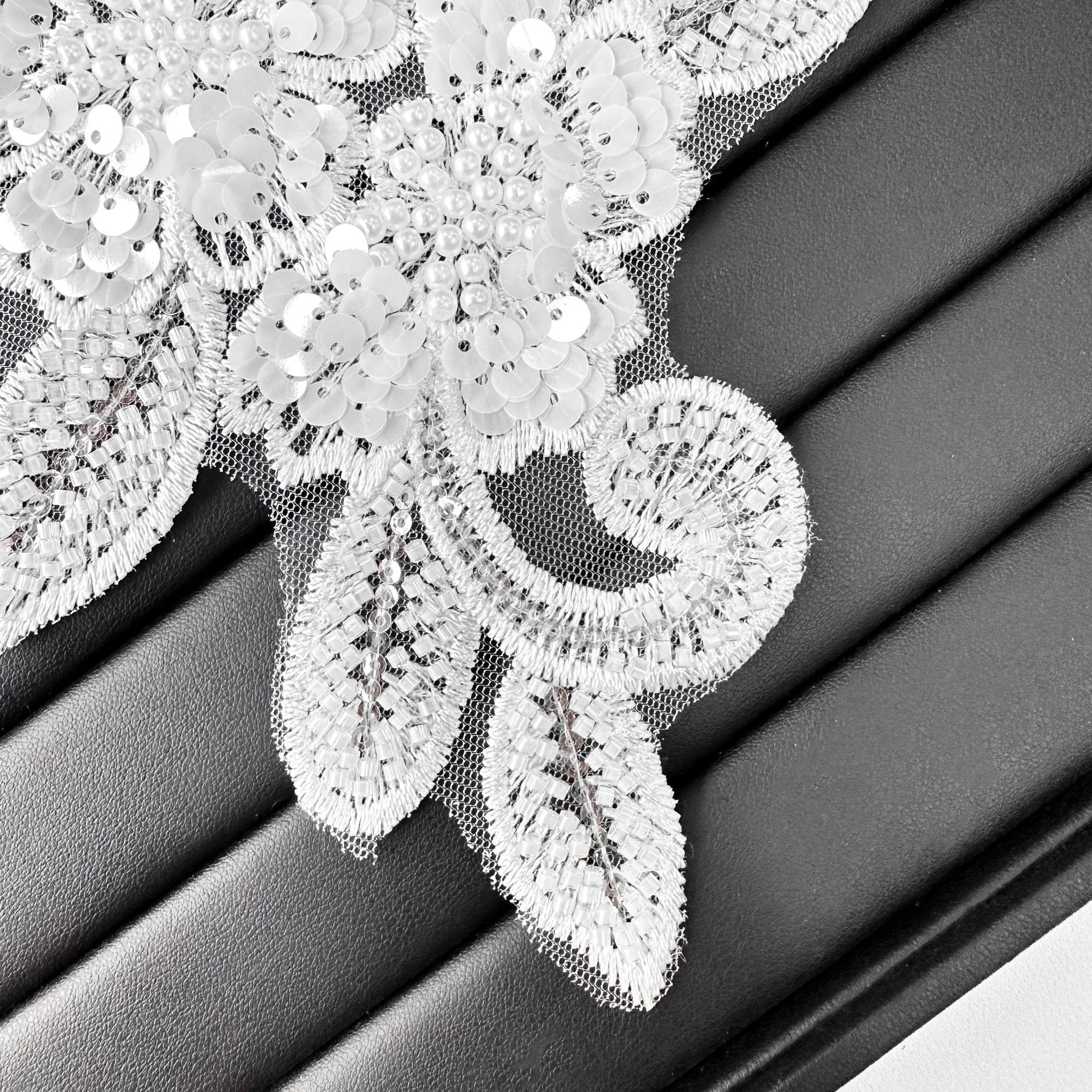 Exquisito encaje floral blanco con ribete de encaje 3D de 21 cm de largo para decoración de ropa, abrigos y mangas.