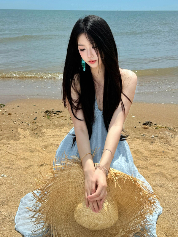 2025新款海边度假风蓝色挂脖吊带连衣裙子女夏季法式露背沙滩长裙|undefined